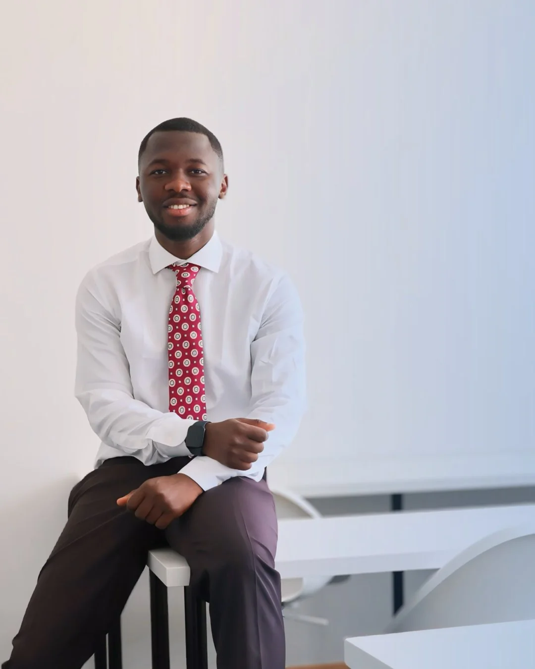 Ibrahima Kalil Camara, fondateur de Soutien-Omni-Scolaire, dans une salle de cours SOS
