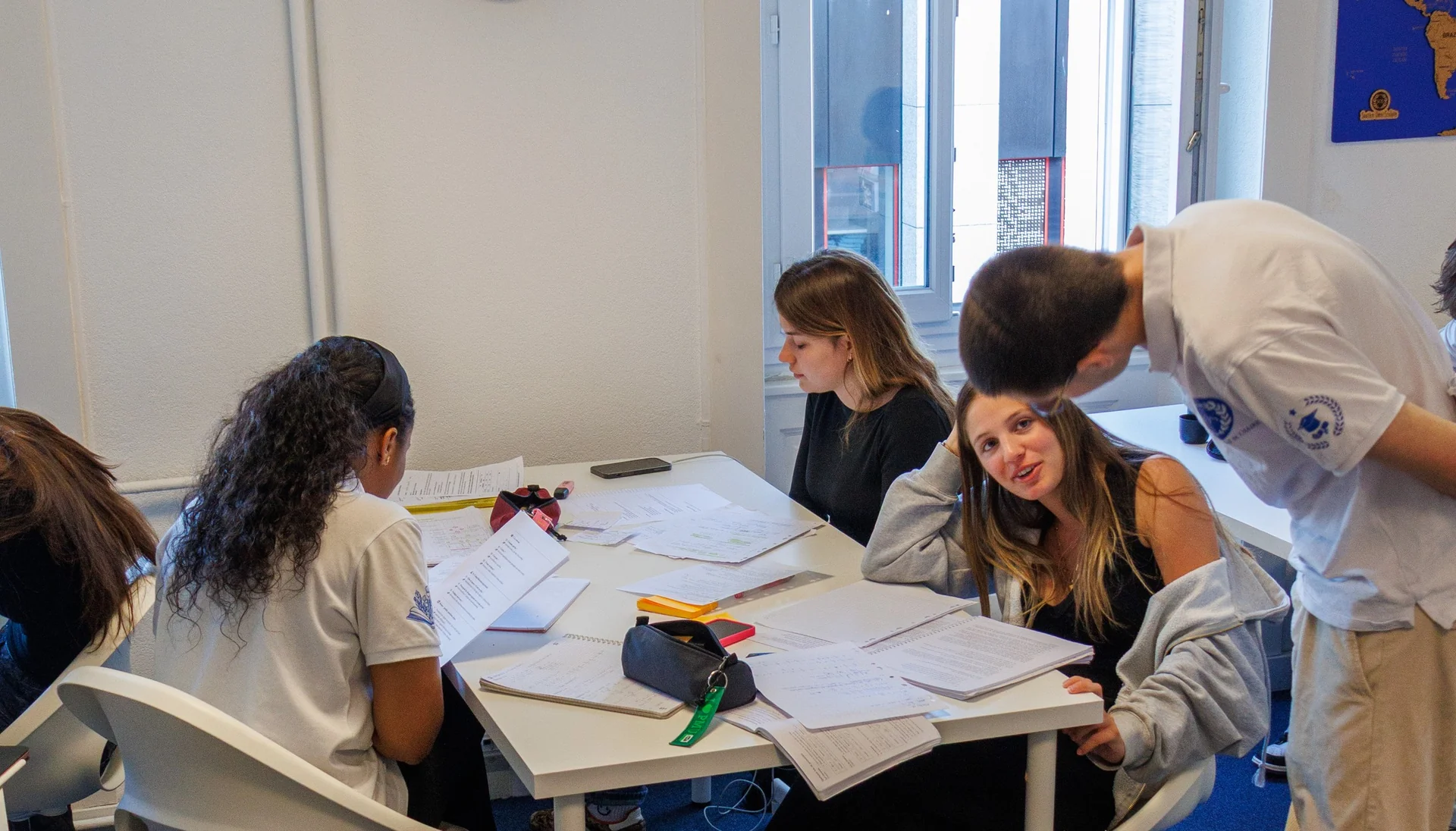 Une salle d’étude surveillée SOS en pleine séance, le professeur debout parmi les élèves