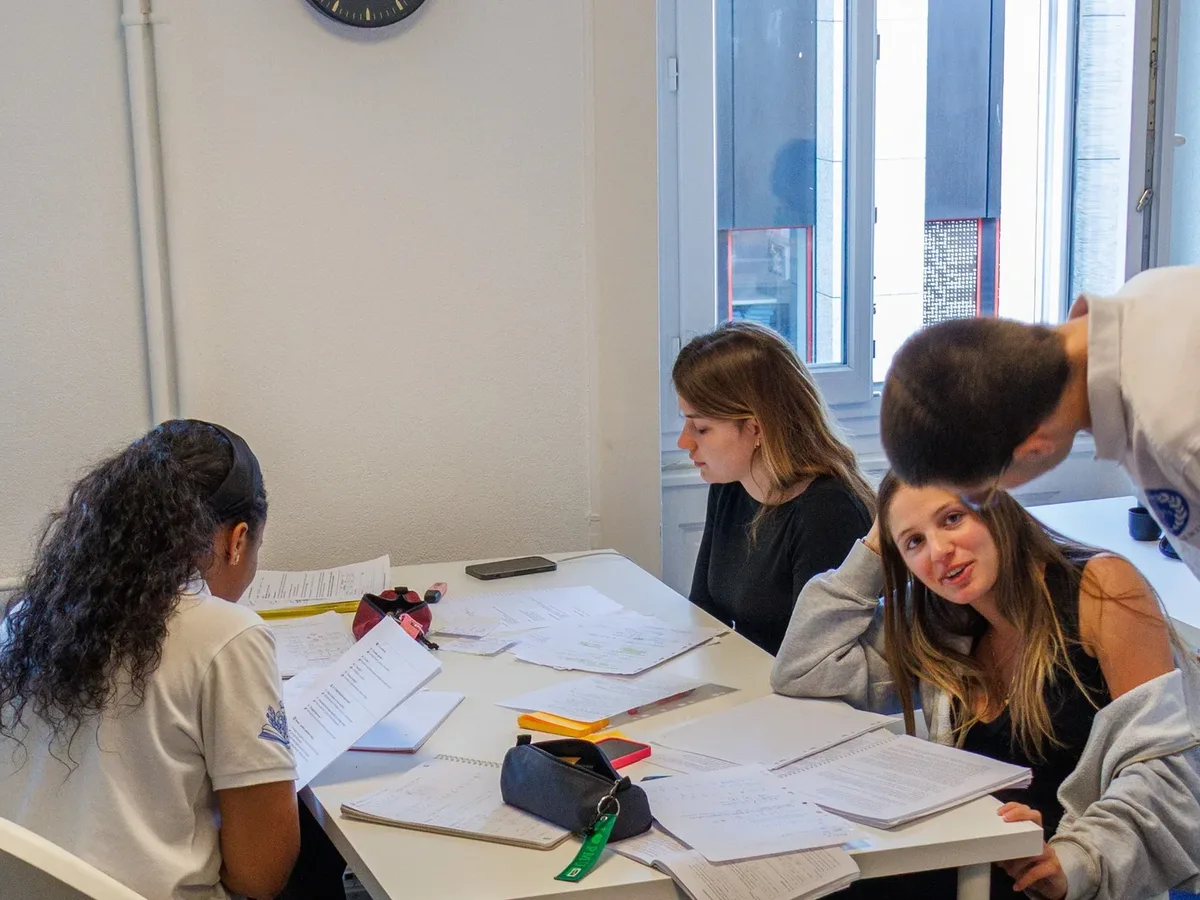 Au centre de Vevey : les groupes restent volontairement petits, pour qu'un professeur puisse passer plusieurs fois auprès de chaque élève dans la séance.
