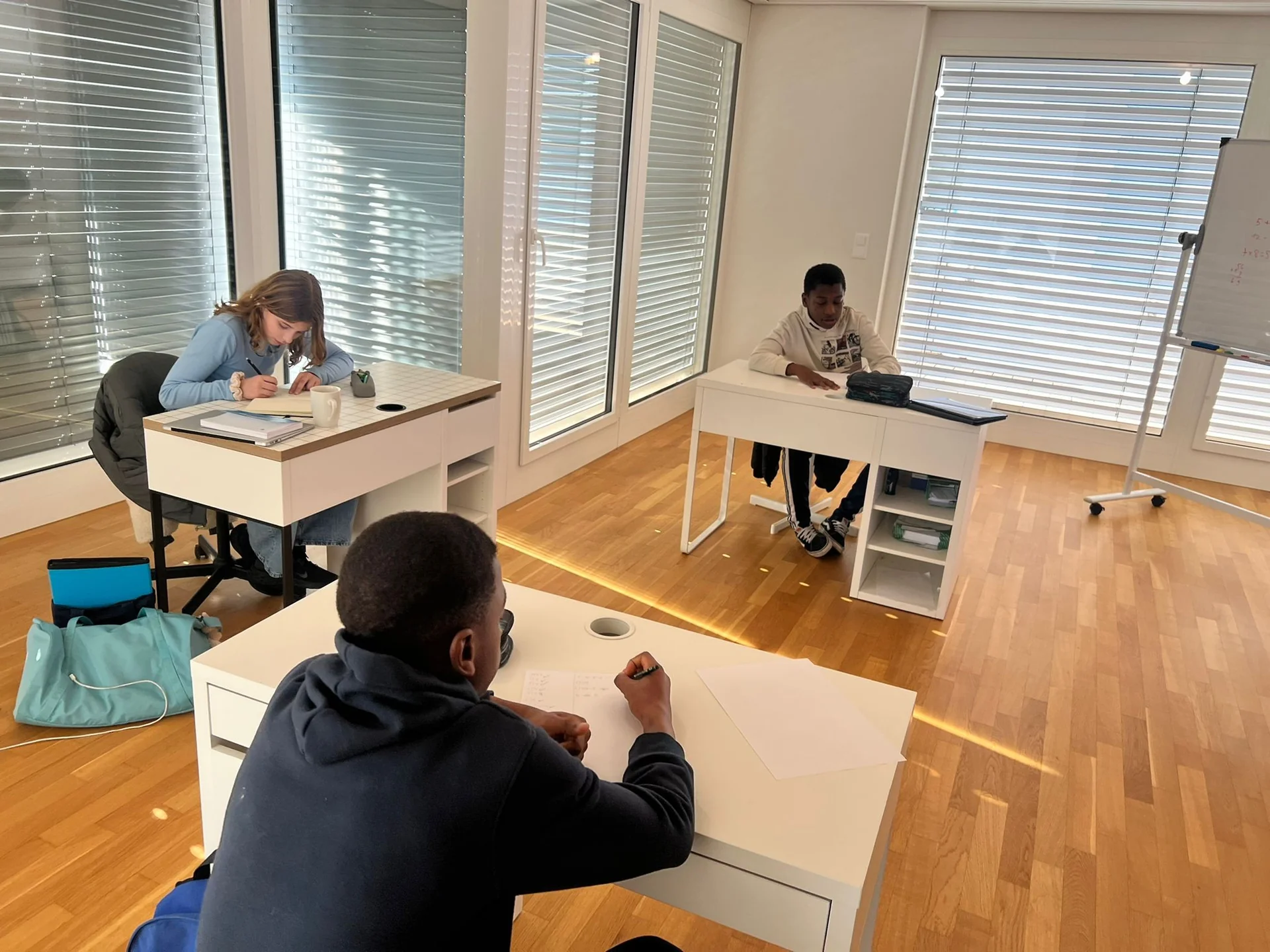 Le salon du fondateur transformé en salle de cours, avec les premiers élèves, février 2023